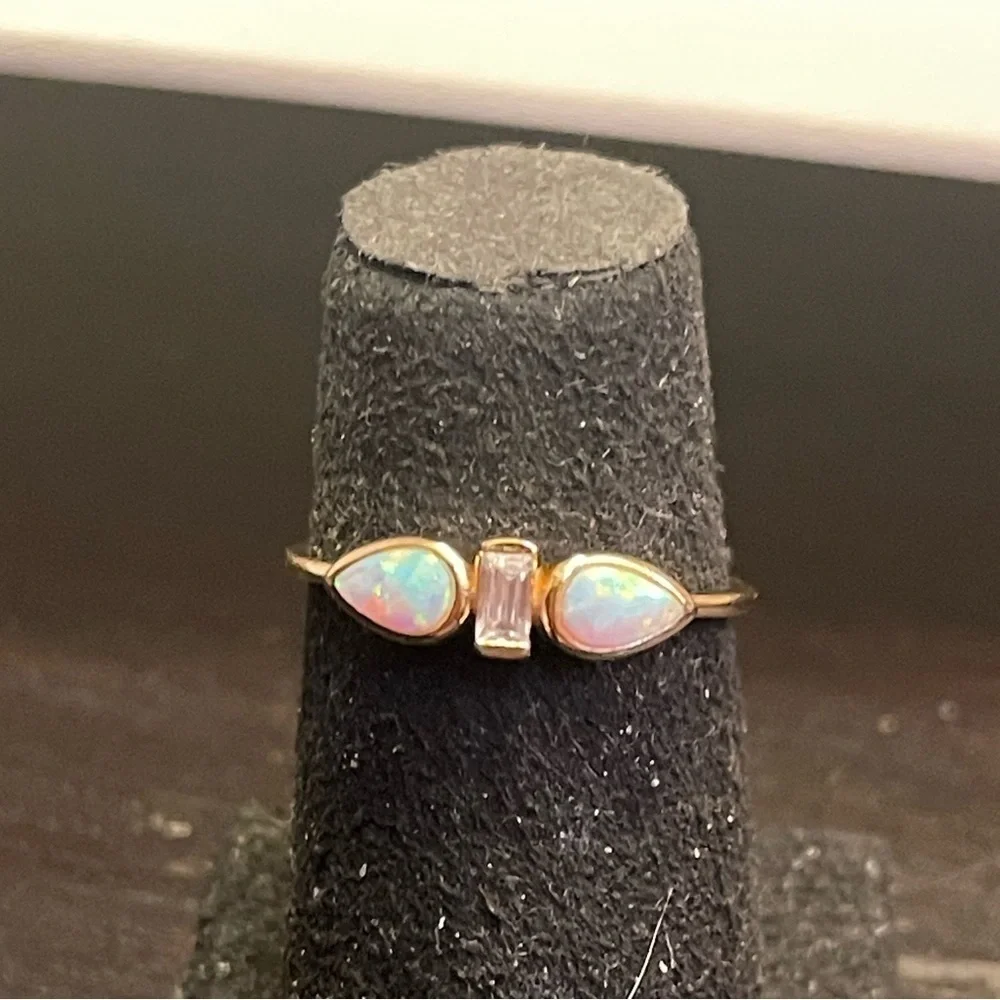 NEW‎ Gold and Opal ring